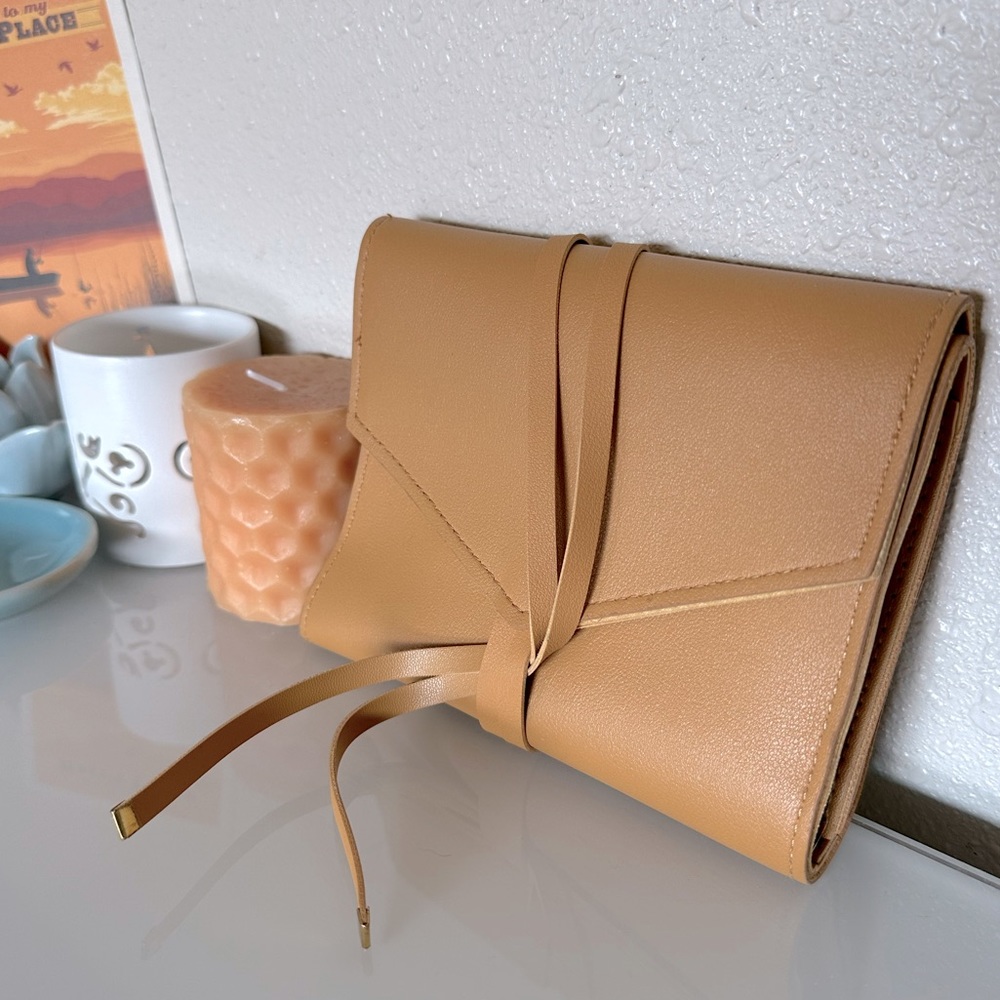 EUC 🧡 Warm Yellow Glass Ladder & Co Travel Accessories Organizer.